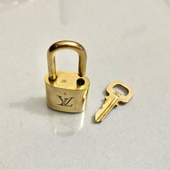 LOUIS VUITTON Lock and Key on (unbranded)Bracelet #302 - Picture 8 of 8